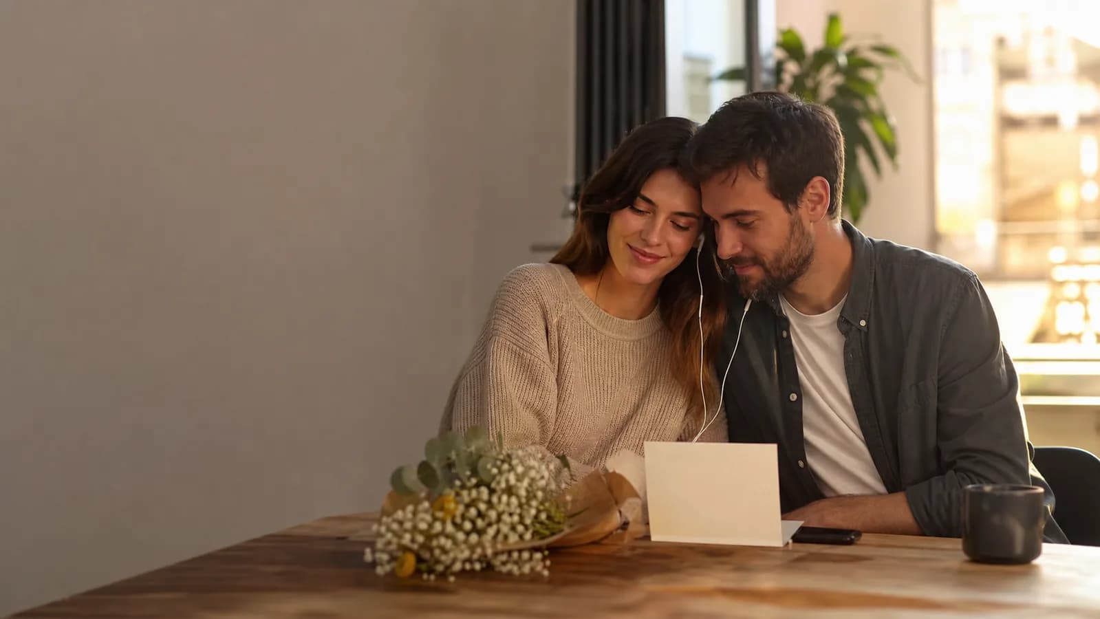 Pareja compartiendo una canción en su primer aniversario