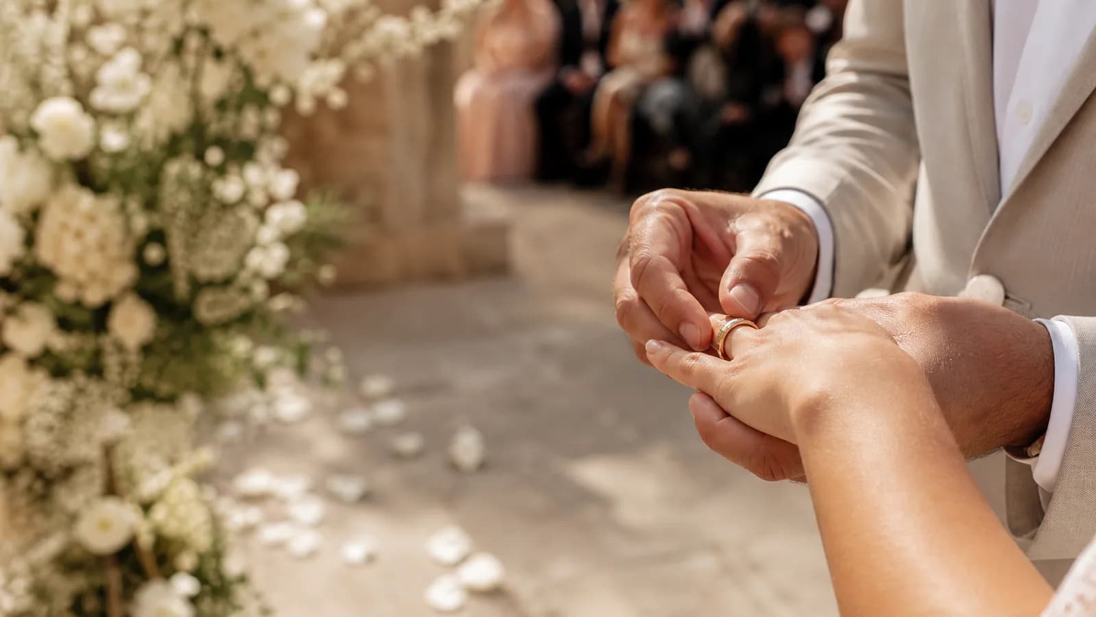 Intercambio de anillos durante una ceremonia de boda