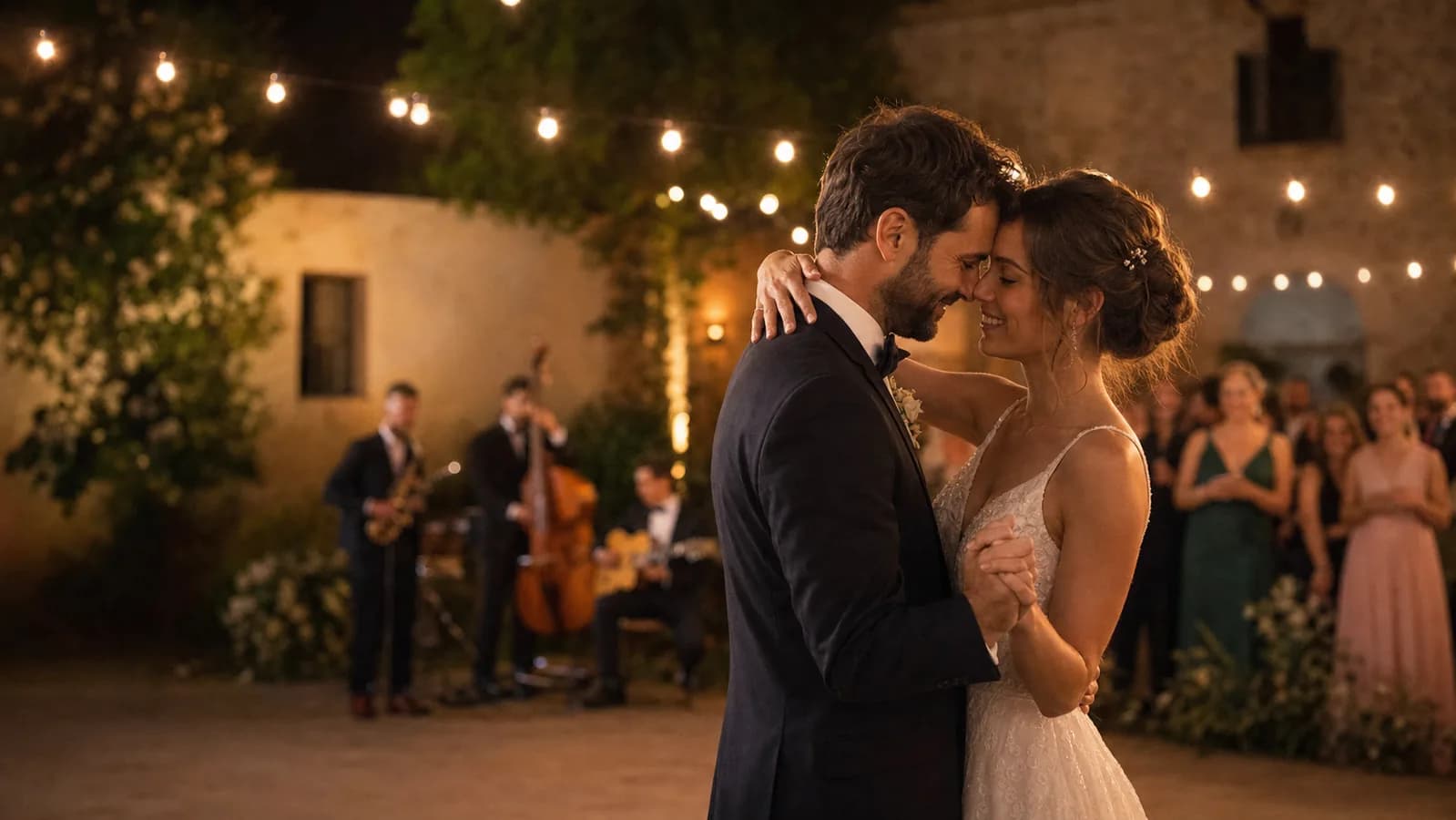 Pareja de recién casados durante su primer baile al atardecer