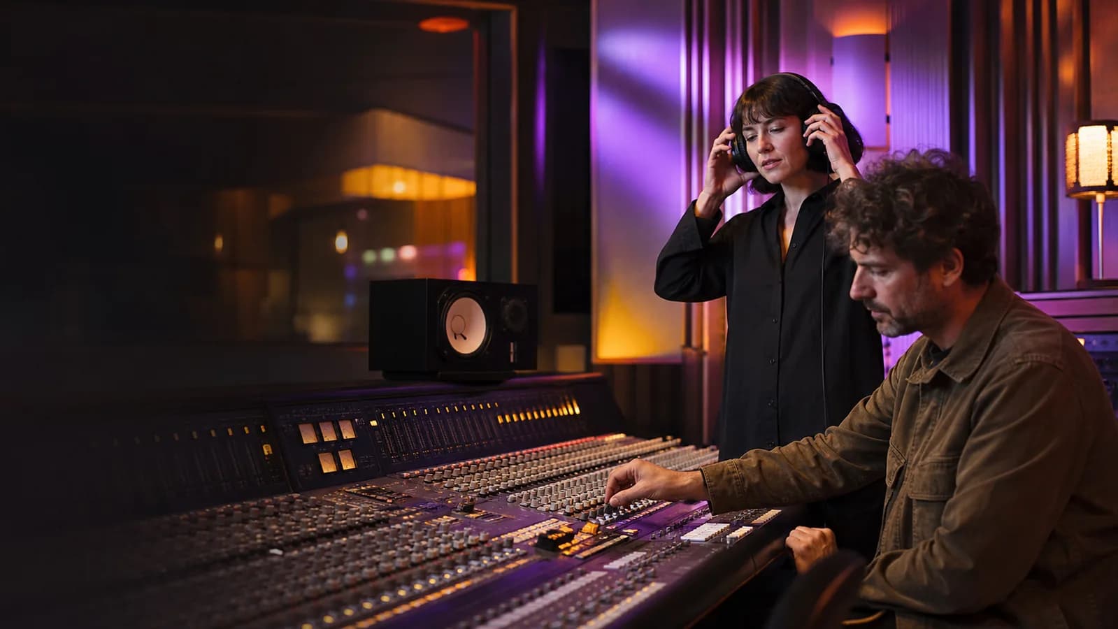 Productores trabajando en un jingle publicitario en un estudio de grabación