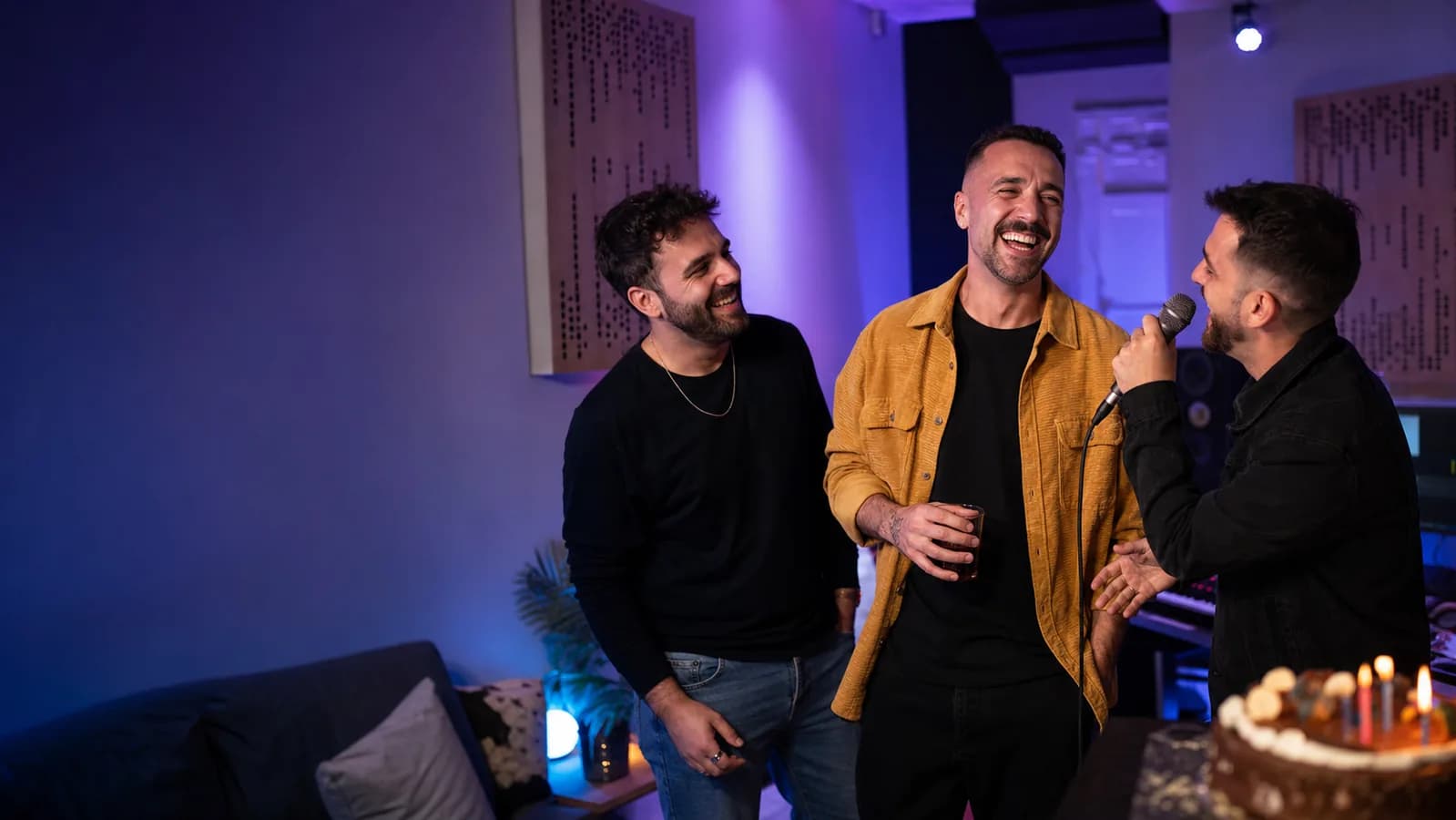 Amigos interpretando un rap personalizado en una fiesta de cumpleaños